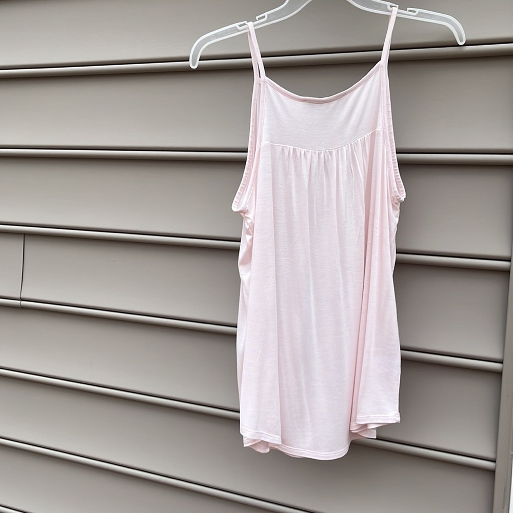Women’s medium pale pink tank top from Loft. - Picture 2 of 6